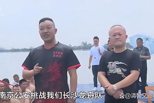 还在等，凌晨仍有大量球迷在酒店外等待C罗